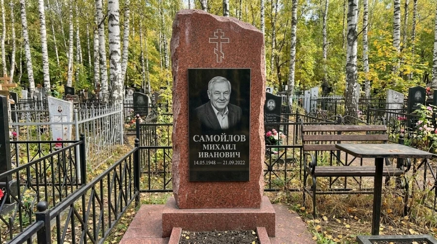 portret-na-krasnom-granite